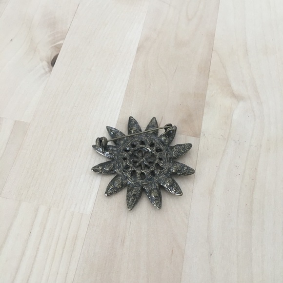 Green vintage looking pin brooch floral - Picture 2 of 2